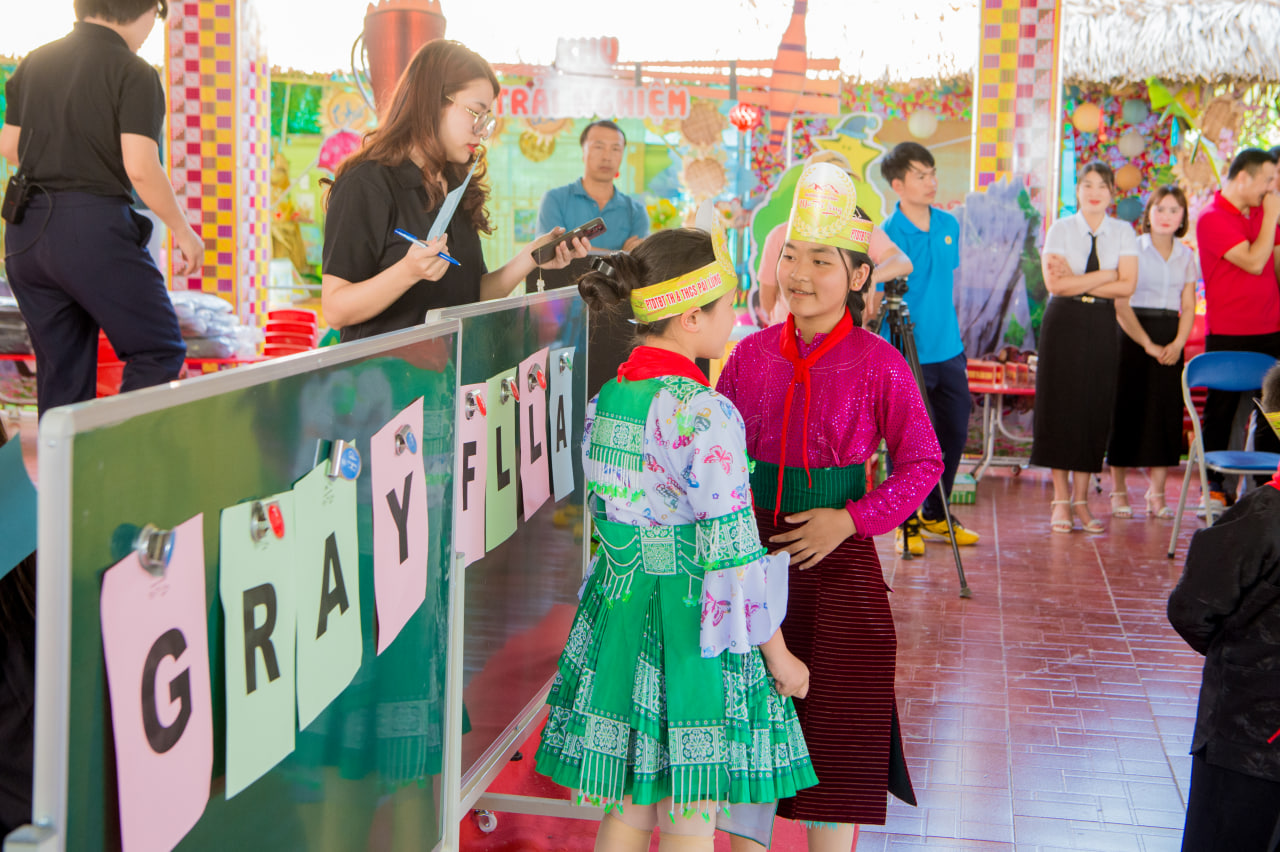 1 giáo viên tiếng Anh, 18 trường tiểu học, 76 lớp và 2.609 học sinh: Hành trình gieo chữ trên đá của Đại sứ WeChoice 2024- Ảnh 11. 1 giáo viên tiếng Anh, 18 trường tiểu học, 76 lớp và 2.609 học sinh: Hành trình gieo chữ trên đá của Đại sứ WeChoice 2024- Ảnh 11.