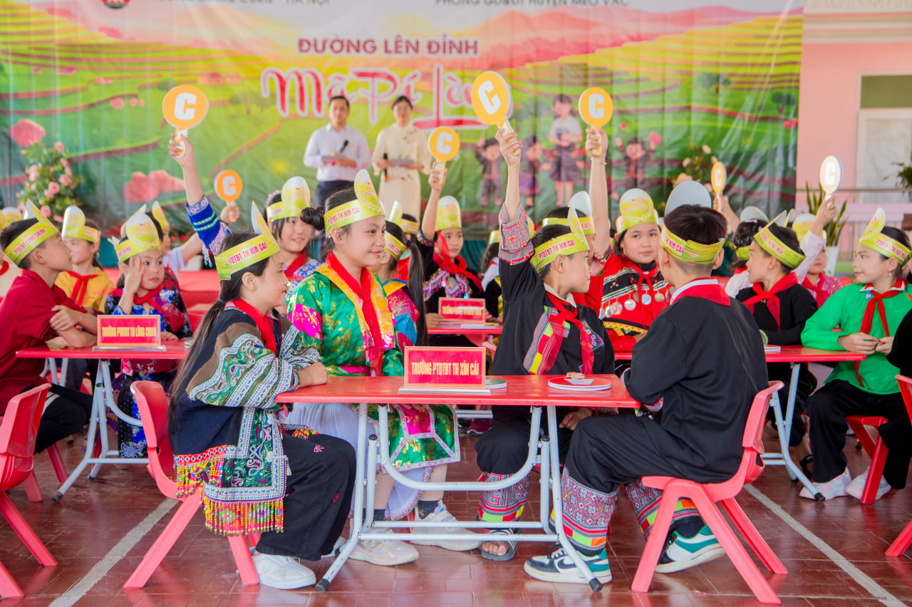 1 giáo viên tiếng Anh, 18 trường tiểu học, 76 lớp và 2.609 học sinh: Hành trình gieo chữ trên đá của Đại sứ WeChoice 2024- Ảnh 10. 1 giáo viên tiếng Anh, 18 trường tiểu học, 76 lớp và 2.609 học sinh: Hành trình gieo chữ trên đá của Đại sứ WeChoice 2024- Ảnh 10.