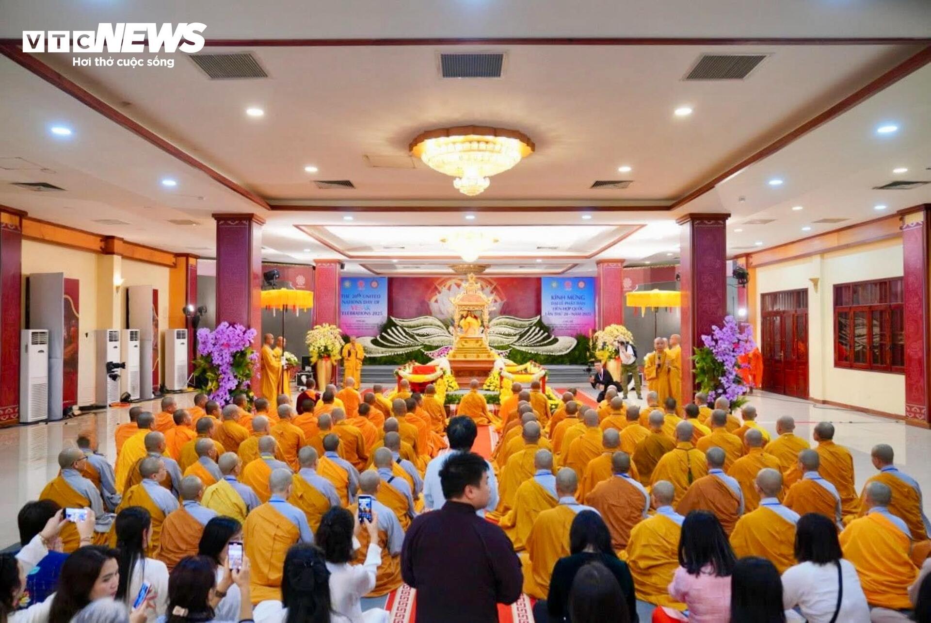 Cung rước xá lợi Đức Phật từ chùa Quán Sứ tới chùa Tam Chúc- Ảnh 2. Cung rước xá lợi Đức Phật từ chùa Quán Sứ tới chùa Tam Chúc- Ảnh 2.
