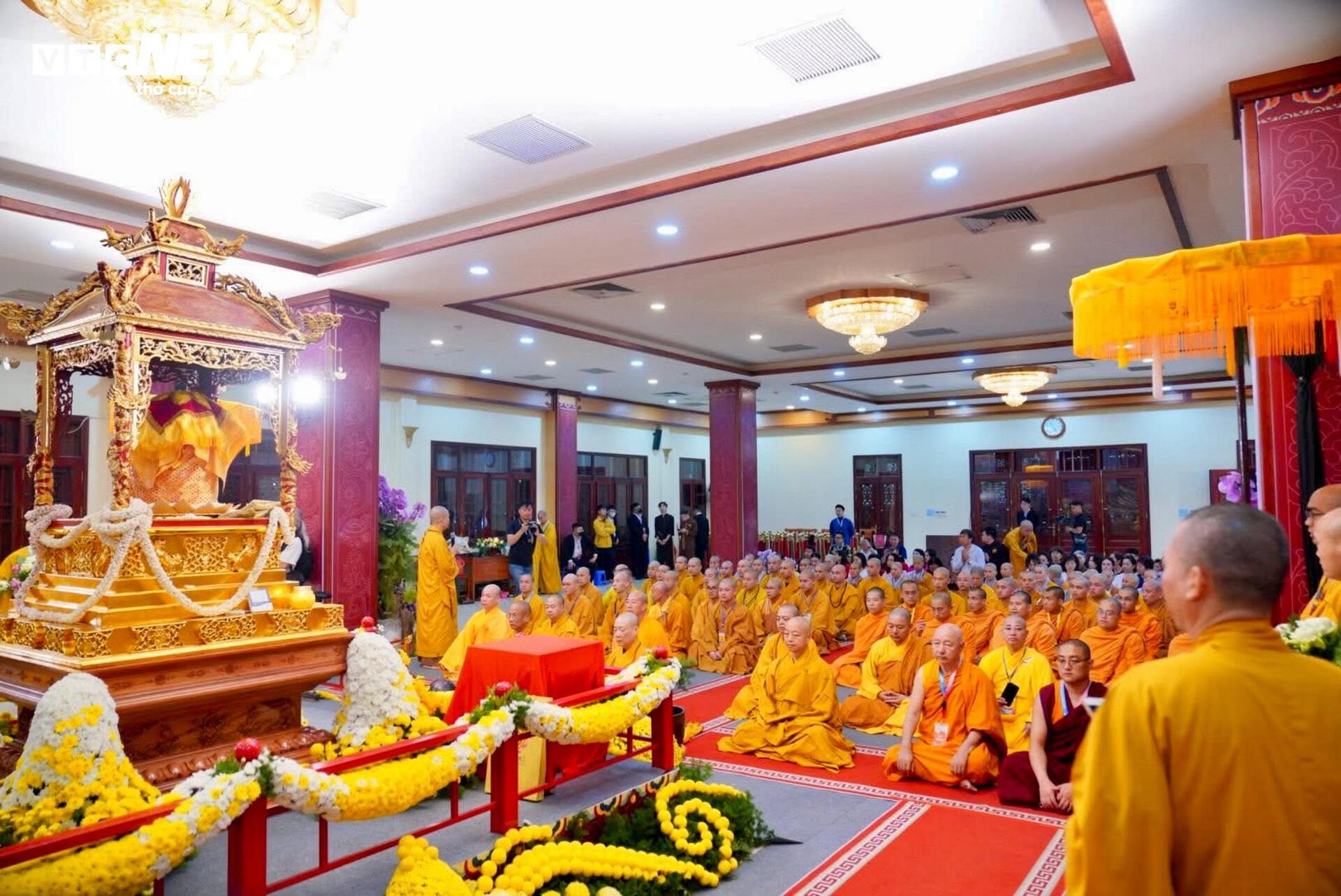 Cung rước xá lợi Đức Phật từ chùa Quán Sứ tới chùa Tam Chúc- Ảnh 3. Cung rước xá lợi Đức Phật từ chùa Quán Sứ tới chùa Tam Chúc- Ảnh 3.