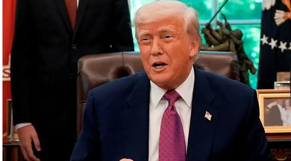 Dãy số lạ của cựu giám đốc FBI khiến Tổng thống Donald Trump lên tiếng- Ảnh 1. Dãy số lạ của cựu giám đốc FBI khiến Tổng thống Donald Trump lên tiếng- Ảnh 1.