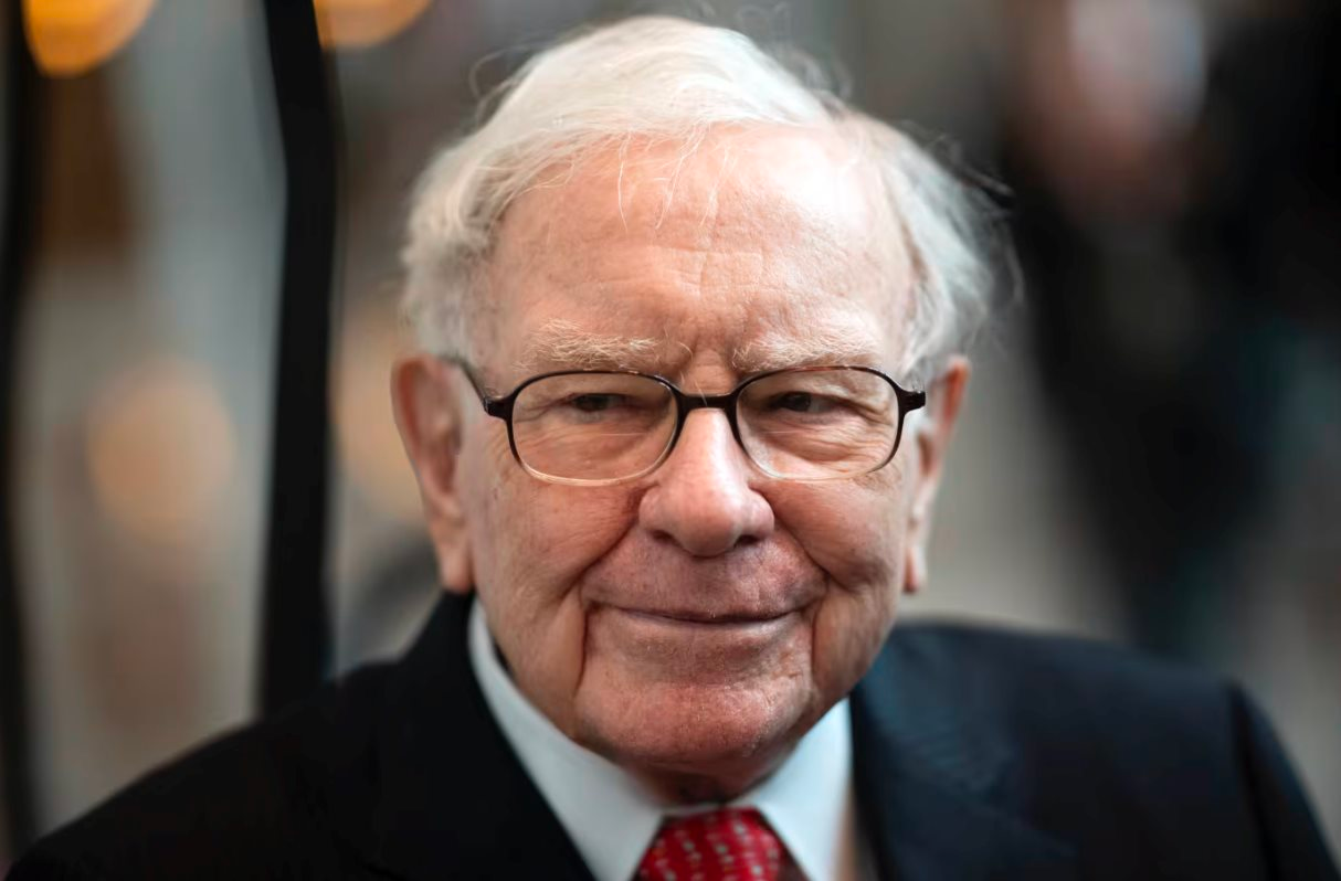 Không còn 'ngồi yên', Warren Buffett vừa 'mở hầu bao' khối tiền mặt gần 350 tỷ USD để mua một cổ phiếu khi thị trường lao dốc- Ảnh 1.