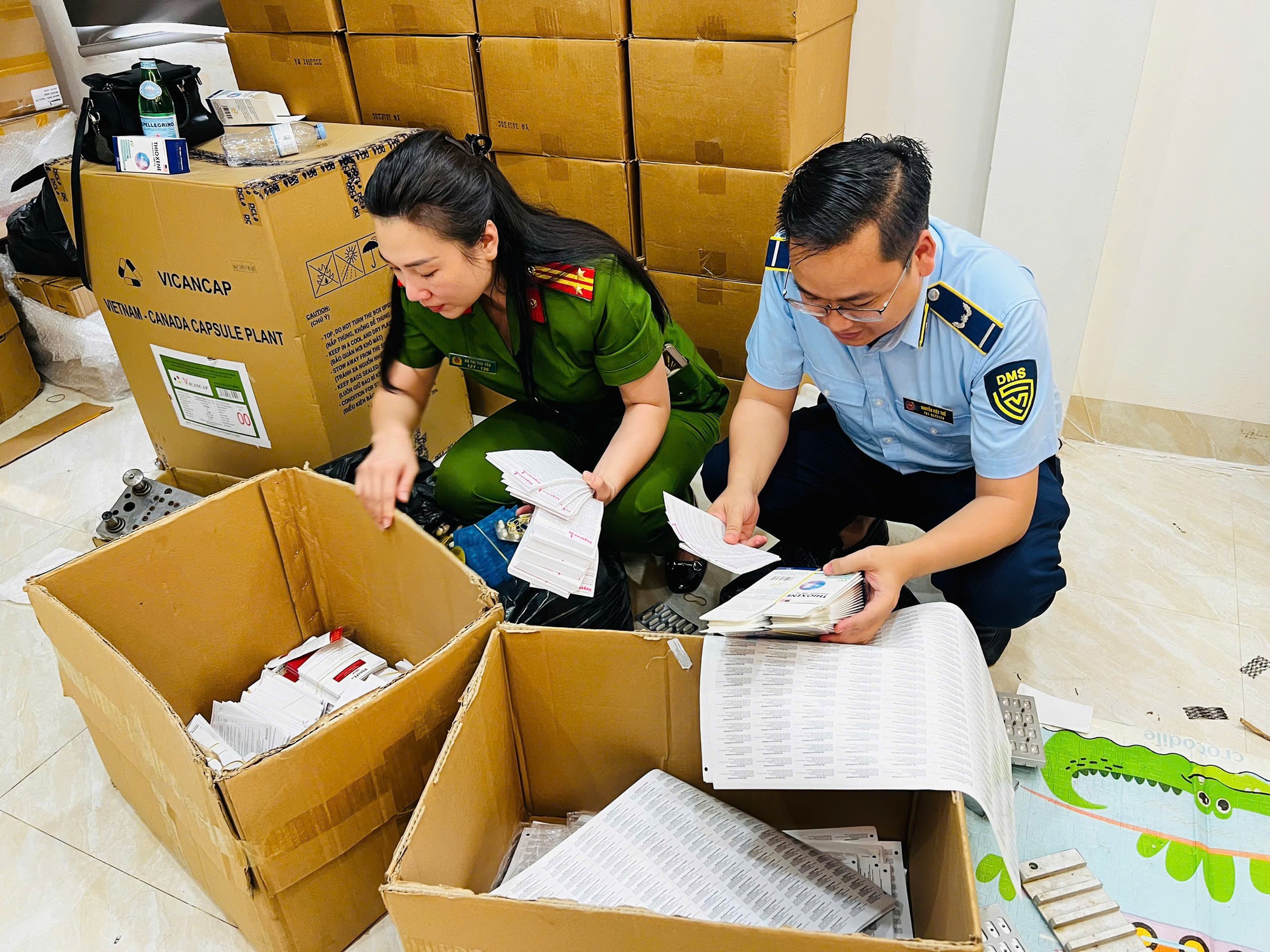 Cận cảnh các loại thuốc, thực phẩm chức năng giả vừa bị thu giữ- Ảnh 1. Cận cảnh các loại thuốc, thực phẩm chức năng giả vừa bị thu giữ- Ảnh 1.