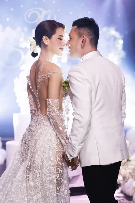 Sao nữ Vbiz và đám cưới "đậm mùi tiền": Dàn sính lễ bạc tỷ, gây sốc khi công khai con gái riêng 9 tuổi- Ảnh 1. Sao nữ Vbiz và đám cưới "đậm mùi tiền": Dàn sính lễ bạc tỷ, gây sốc khi công khai con gái riêng 9 tuổi- Ảnh 1.