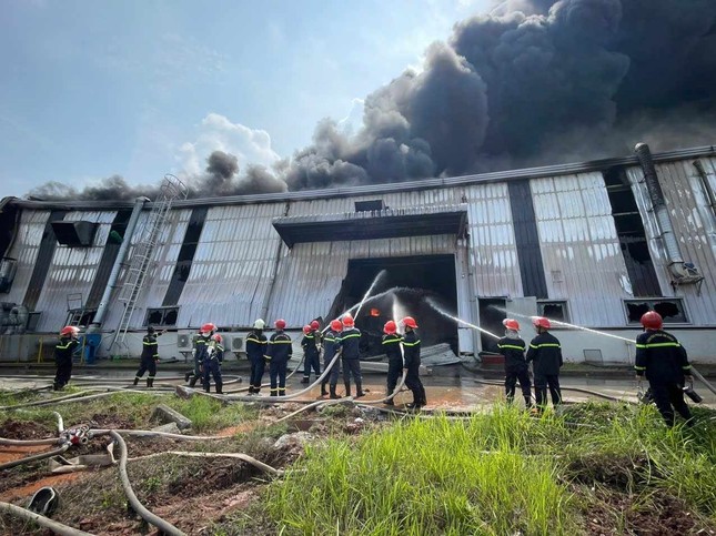 Vĩnh Phúc: Cháy lớn thiêu rụi nhà xưởng 10.000m2, thiệt hại hơn 200 tỷ đồng- Ảnh 1. Vĩnh Phúc: Cháy lớn thiêu rụi nhà xưởng 10.000m2, thiệt hại hơn 200 tỷ đồng- Ảnh 1.