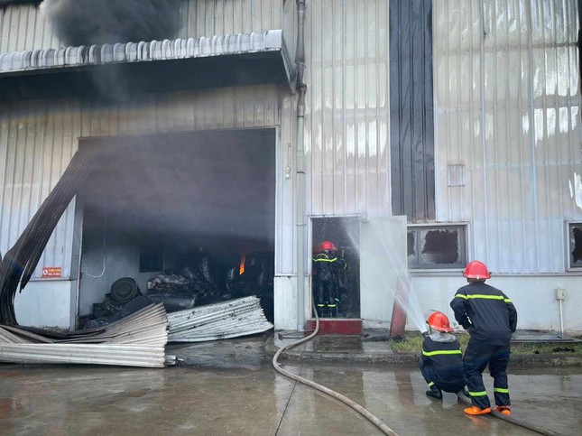 Vĩnh Phúc: Cháy lớn thiêu rụi nhà xưởng 10.000m2, thiệt hại hơn 200 tỷ đồng- Ảnh 2. Vĩnh Phúc: Cháy lớn thiêu rụi nhà xưởng 10.000m2, thiệt hại hơn 200 tỷ đồng- Ảnh 2.