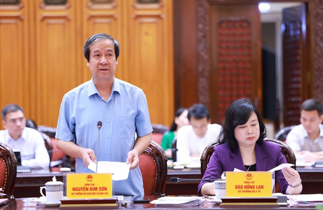 Sẽ có 2 nghị quyết mới của Bộ Chính trị về giáo dục và y tế- Ảnh 3. Sẽ có 2 nghị quyết mới của Bộ Chính trị về giáo dục và y tế- Ảnh 3.
