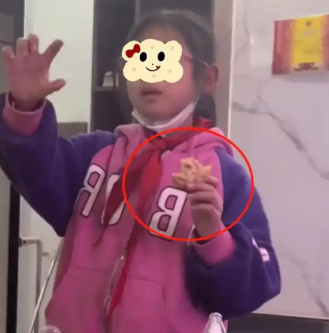 Bức ảnh ăn bánh Hamburger của 1 đứa trẻ khiến cõi mạng "dậy sóng": Vì điều gì mà người mẹ bị chỉ trích thiếu trách nhiệm?- Ảnh 2. Bức ảnh ăn bánh Hamburger của 1 đứa trẻ khiến cõi mạng "dậy sóng": Vì điều gì mà người mẹ bị chỉ trích thiếu trách nhiệm?- Ảnh 2.