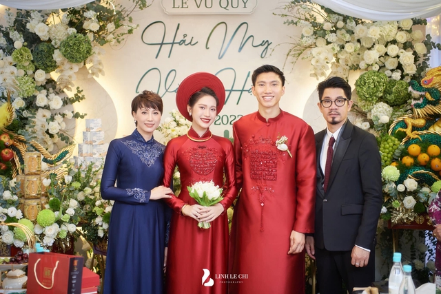 Viral ảnh Văn Hậu đi ăn cùng bố mẹ vợ cực phẩm, netizen trầm trồ: Gen đỉnh chóp bảo sao Hải My đẹp thế!- Ảnh 2. Viral ảnh Văn Hậu đi ăn cùng bố mẹ vợ cực phẩm, netizen trầm trồ: Gen đỉnh chóp bảo sao Hải My đẹp thế!- Ảnh 2.