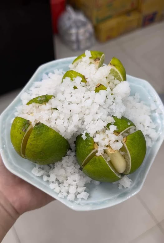 Cắt một quả chanh, rắc muối lên trên rồi đặt ở góc nhà: Chuyên gia giải thích công dụng bất ngờ- Ảnh 1. Cắt một quả chanh, rắc muối lên trên rồi đặt ở góc nhà: Chuyên gia giải thích công dụng bất ngờ- Ảnh 1.