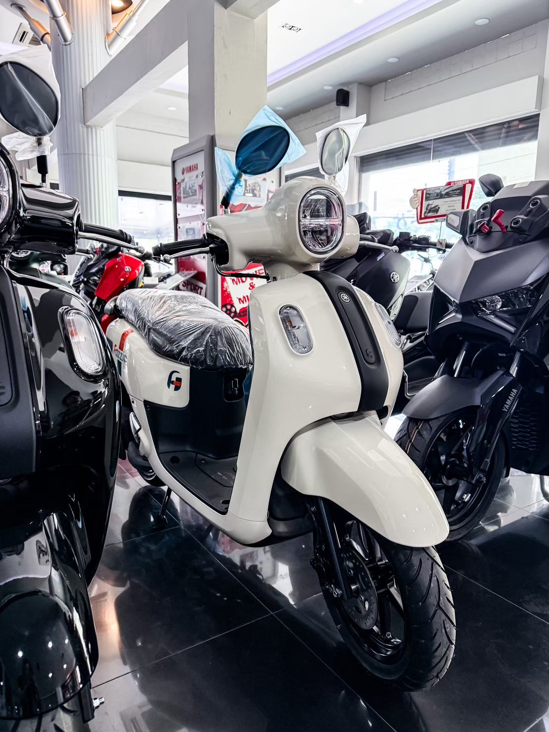 Xe ga siêu tiết kiệm xăng của Yamaha về đại lý: Trang bị vượt Honda Vision, động cơ hybrid - giá chỉ 35 triệu đồng- Ảnh 7. Xe ga siêu tiết kiệm xăng của Yamaha về đại lý: Trang bị vượt Honda Vision, động cơ hybrid - giá chỉ 35 triệu đồng- Ảnh 7.
