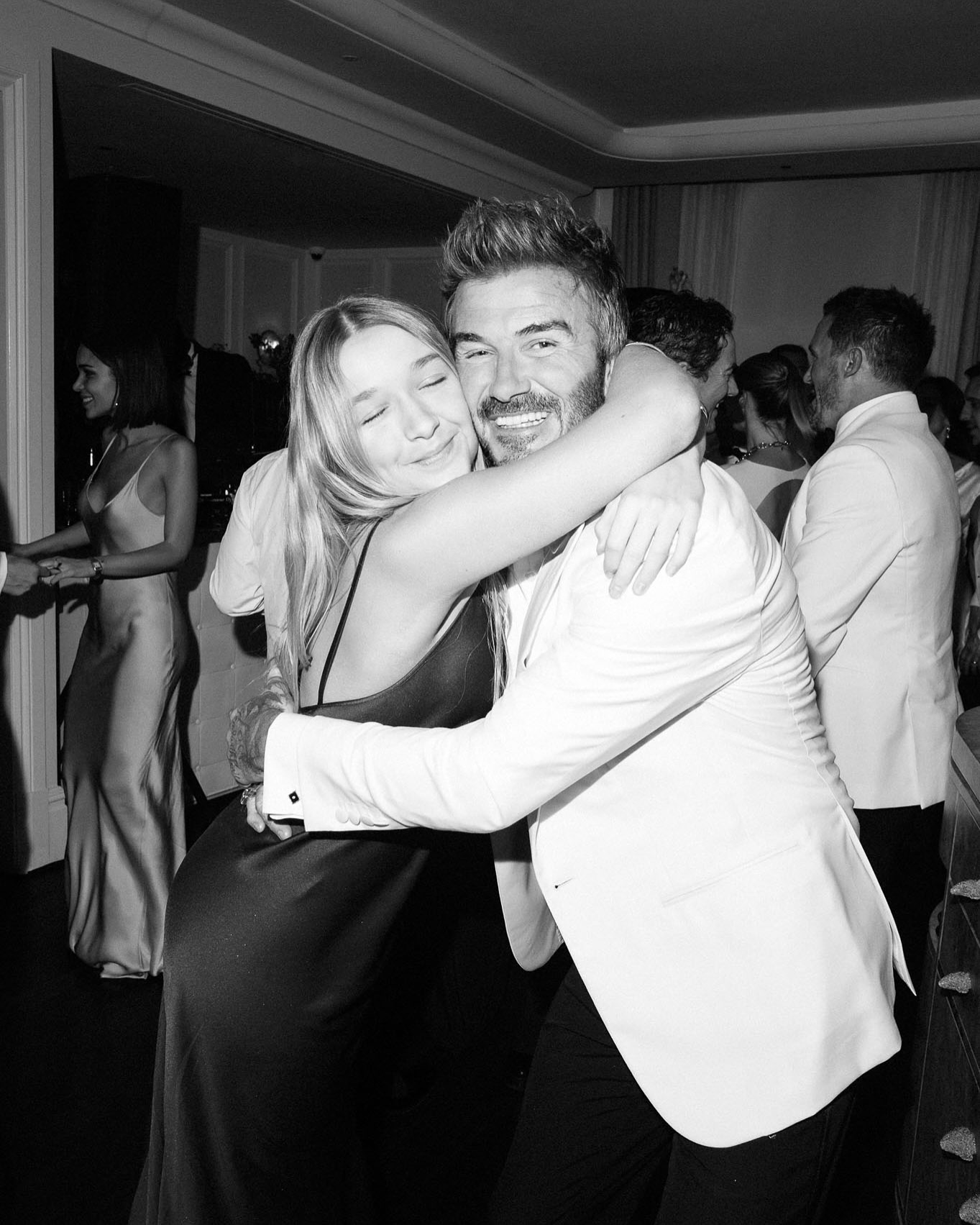"Cam thường" tóm gọn David Beckham âu yếm con gái út Harper trên SVĐ, nhan sắc tiểu thư tài phiệt đời thường gây sốt- Ảnh 3. "Cam thường" tóm gọn David Beckham âu yếm con gái út Harper trên SVĐ, nhan sắc tiểu thư tài phiệt đời thường gây sốt- Ảnh 3.