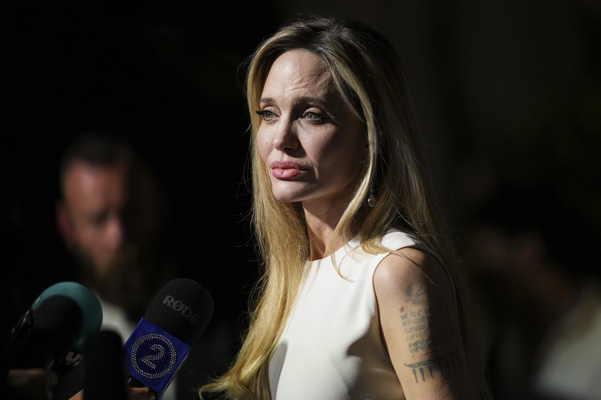 Angelina Jolie làm lóa mắt Cannes- Ảnh 1. Angelina Jolie làm lóa mắt Cannes- Ảnh 1.
