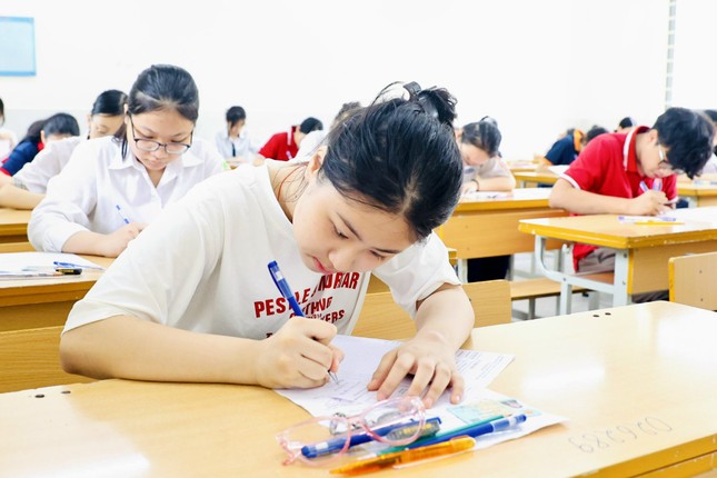 Tỉ lệ chọi vào lớp 10 Hà Nội khiến phụ huynh mất ăn, mất ngủ: Chuyên gia tư vấn nóng- Ảnh 1. Tỉ lệ chọi vào lớp 10 Hà Nội khiến phụ huynh mất ăn, mất ngủ: Chuyên gia tư vấn nóng- Ảnh 1.