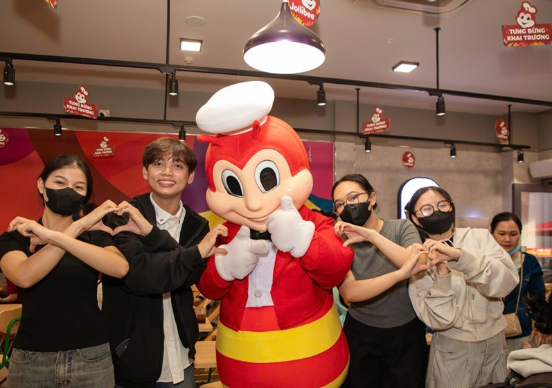 Đại chiến chuỗi thức ăn nhanh: Thị phần Jollibee vượt mặt Lotteria từ 3 năm trước, KFC tụt dốc rõ rệt- Ảnh 2. Đại chiến chuỗi thức ăn nhanh: Thị phần Jollibee vượt mặt Lotteria từ 3 năm trước, KFC tụt dốc rõ rệt- Ảnh 2.