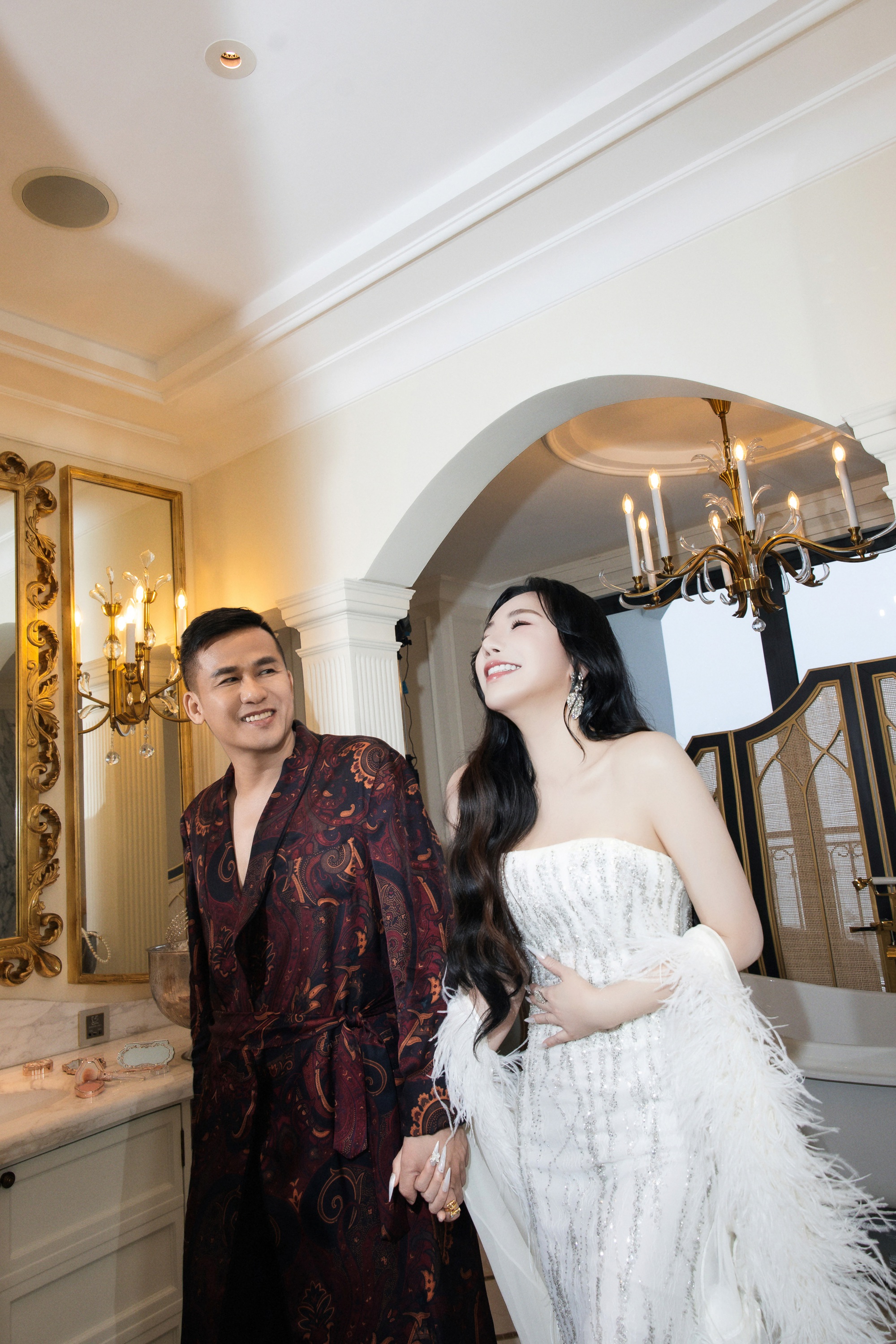 Phú bà showbiz 45 tuổi cưới chồng doanh nhân: “Em có một trái tim rất thuần khiết"- Ảnh 1. Phú bà showbiz 45 tuổi cưới chồng doanh nhân: “Em có một trái tim rất thuần khiết"- Ảnh 1.