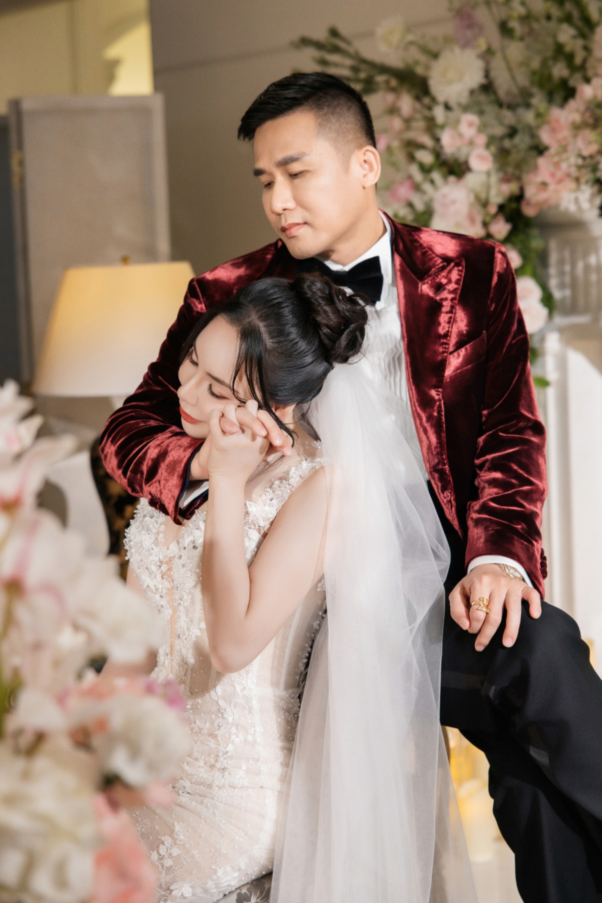Phú bà showbiz 45 tuổi cưới chồng doanh nhân: “Em có một trái tim rất thuần khiết"- Ảnh 2. Phú bà showbiz 45 tuổi cưới chồng doanh nhân: “Em có một trái tim rất thuần khiết"- Ảnh 2.