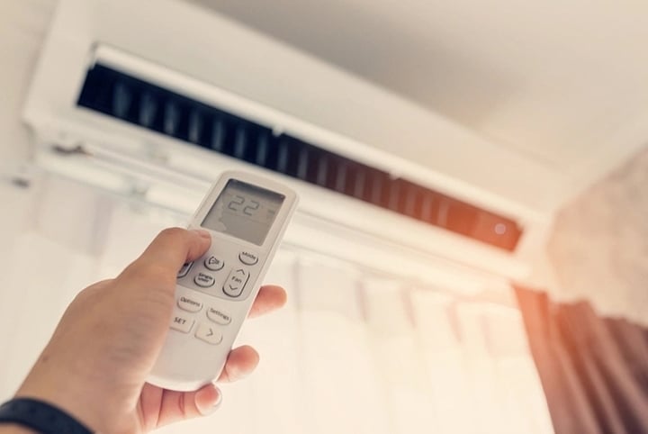 Ngủ phòng kín, bật điều hòa có khiến cơ thể mệt mỏi, rụng tóc?- Ảnh 1. Ngủ phòng kín, bật điều hòa có khiến cơ thể mệt mỏi, rụng tóc?- Ảnh 1.
