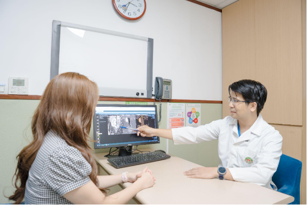 Kịp thời cứu bệnh nhân có sỏi kẹt niệu quản gây đa biến chứng- Ảnh 2. Kịp thời cứu bệnh nhân có sỏi kẹt niệu quản gây đa biến chứng- Ảnh 2.