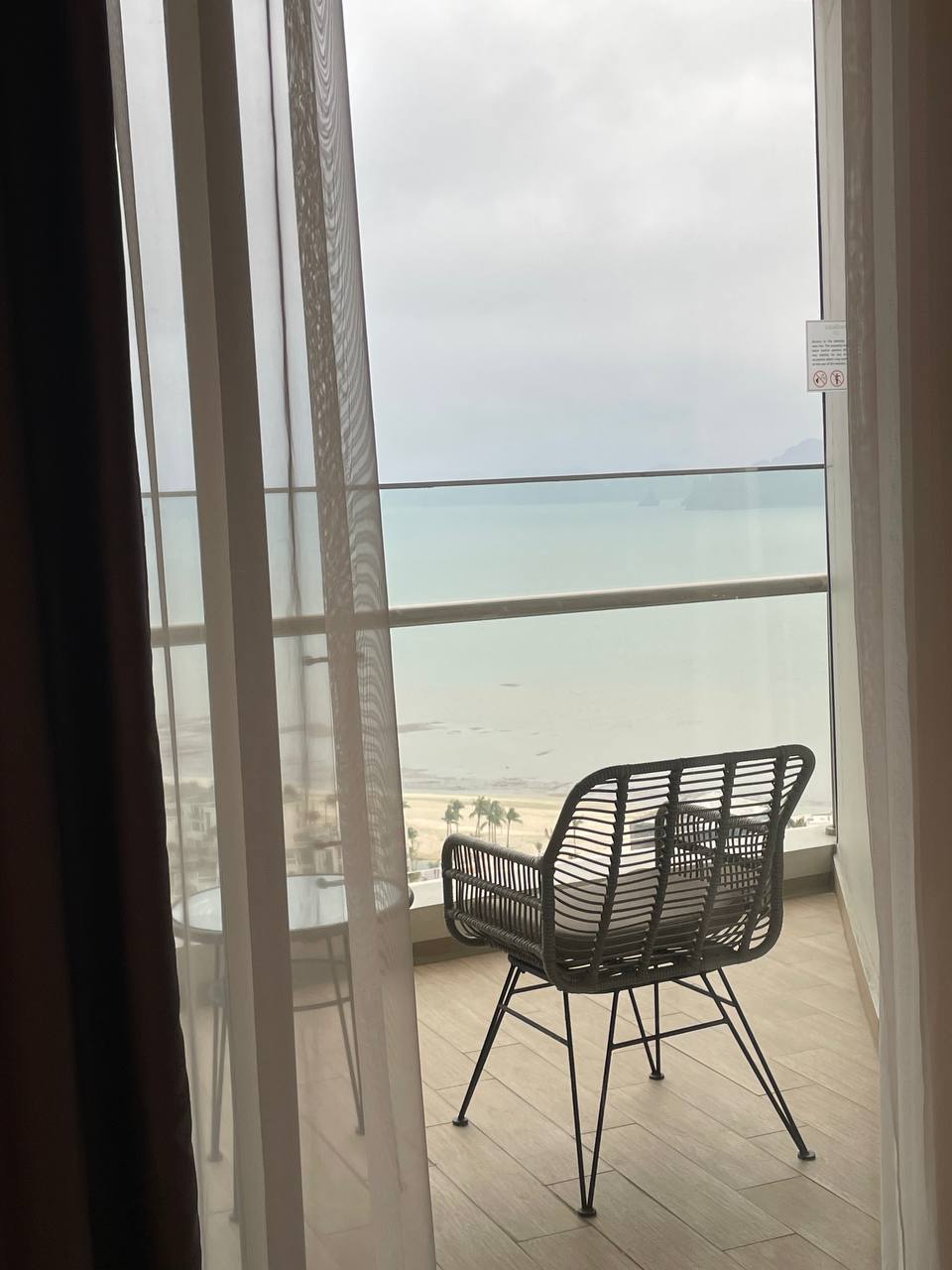 Book khách sạn cách nhà 3km, đi resort giá 6 triệu/đêm: Thoải mái bật điều hoà xả stress- Ảnh 1. Book khách sạn cách nhà 3km, đi resort giá 6 triệu/đêm: Thoải mái bật điều hoà xả stress- Ảnh 1.