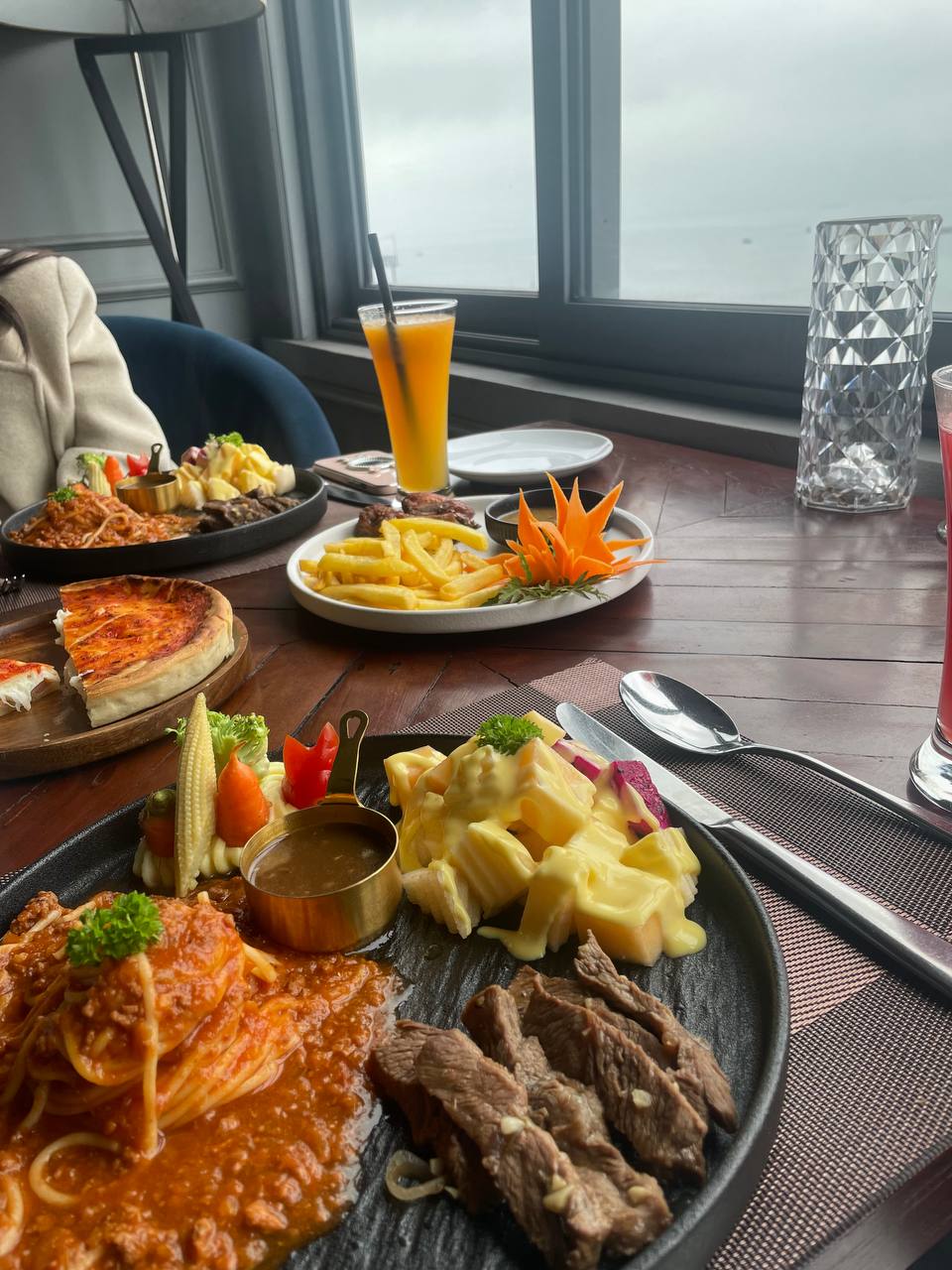 Book khách sạn cách nhà 3km, đi resort giá 6 triệu/đêm: Thoải mái bật điều hoà xả stress- Ảnh 3. Book khách sạn cách nhà 3km, đi resort giá 6 triệu/đêm: Thoải mái bật điều hoà xả stress- Ảnh 3.