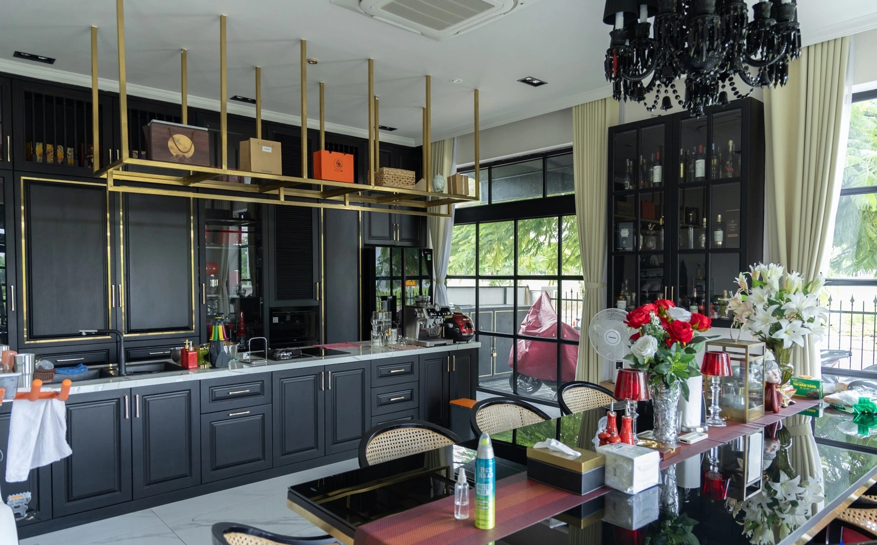 Nam nghệ sĩ Việt đình đám: Ở biệt thự hơn 300m2 quận 7, tài sản vài trăm tỷ, U40 chưa yêu ai- Ảnh 5. Nam nghệ sĩ Việt đình đám: Ở biệt thự hơn 300m2 quận 7, tài sản vài trăm tỷ, U40 chưa yêu ai- Ảnh 5.