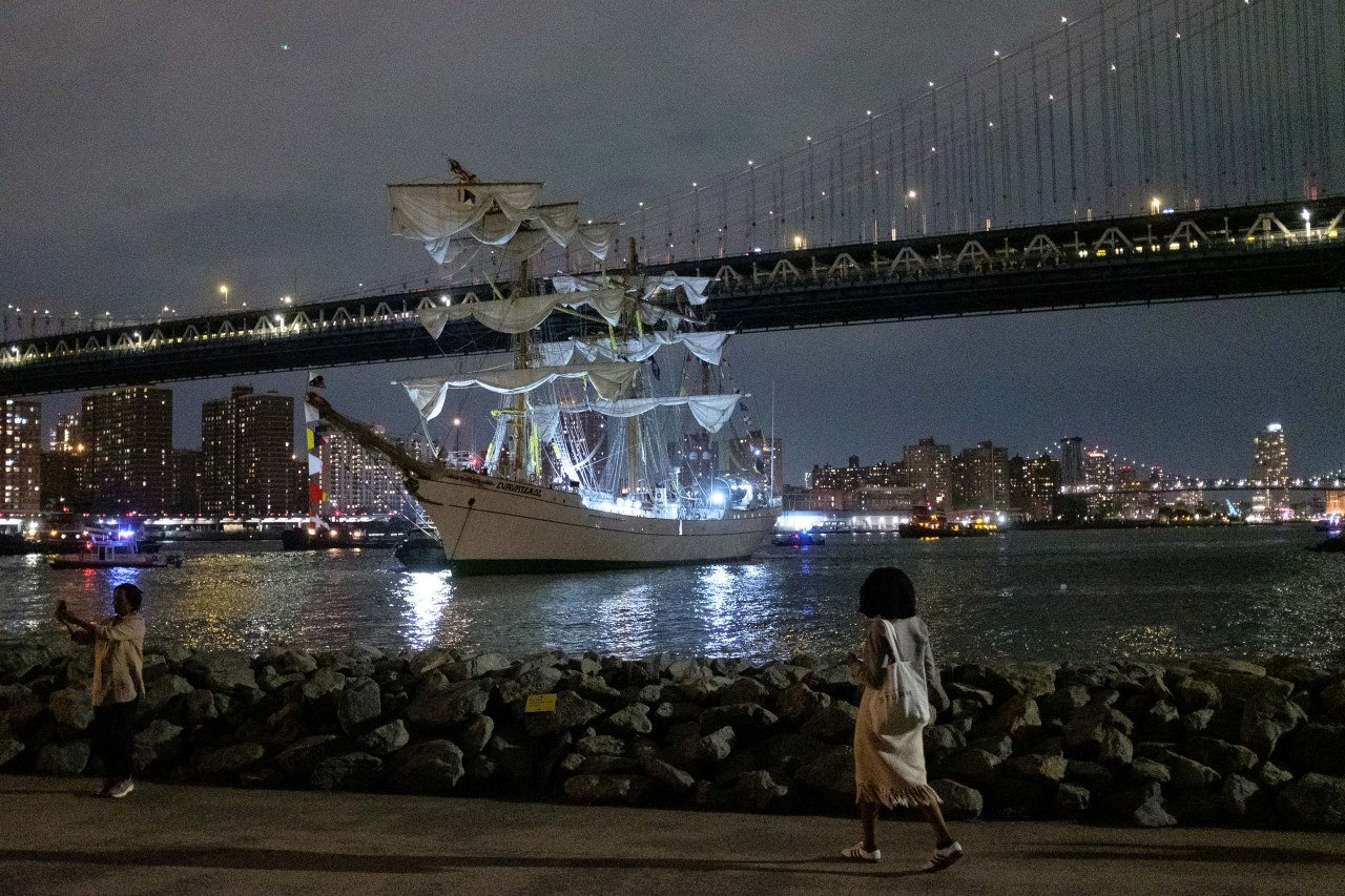 Tàu chở 277 người đâm thẳng vào cầu Brooklyn ở Mỹ, hàng chục người thương vong- Ảnh 1. Tàu chở 277 người đâm thẳng vào cầu Brooklyn ở Mỹ, hàng chục người thương vong- Ảnh 1.