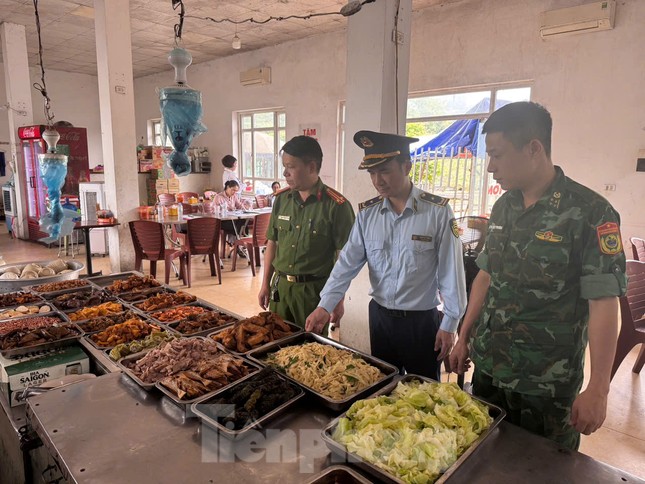 Một tháng Lạng Sơn phát hiện 133 cơ sở vi phạm an toàn thực phẩm- Ảnh 1. Một tháng Lạng Sơn phát hiện 133 cơ sở vi phạm an toàn thực phẩm- Ảnh 1.