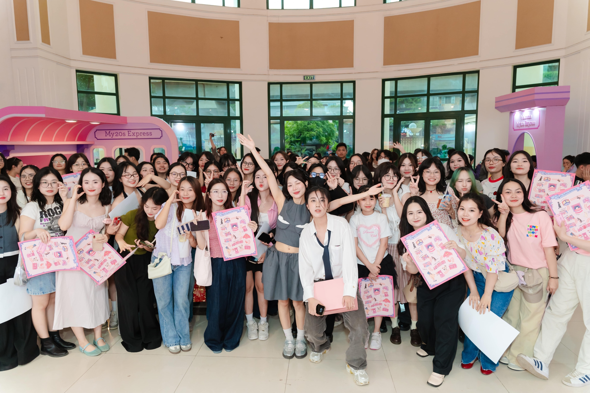 Gần 70 triệu lượt xem hành trình cô gái Việt hoá nàng thơ giữa châu Âu, được mời đến Paris, Milan Fashion Week- Ảnh 6. Gần 70 triệu lượt xem hành trình cô gái Việt hoá nàng thơ giữa châu Âu, được mời đến Paris, Milan Fashion Week- Ảnh 6.