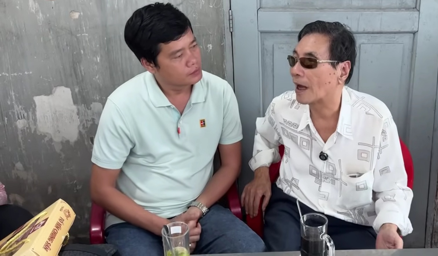 Nam NSND khiếm thị nhưng giàu có: Ngồi quán nước mất hơn 30 triệu tiền vé số mỗi tháng- Ảnh 1. Nam NSND khiếm thị nhưng giàu có: Ngồi quán nước mất hơn 30 triệu tiền vé số mỗi tháng- Ảnh 1.