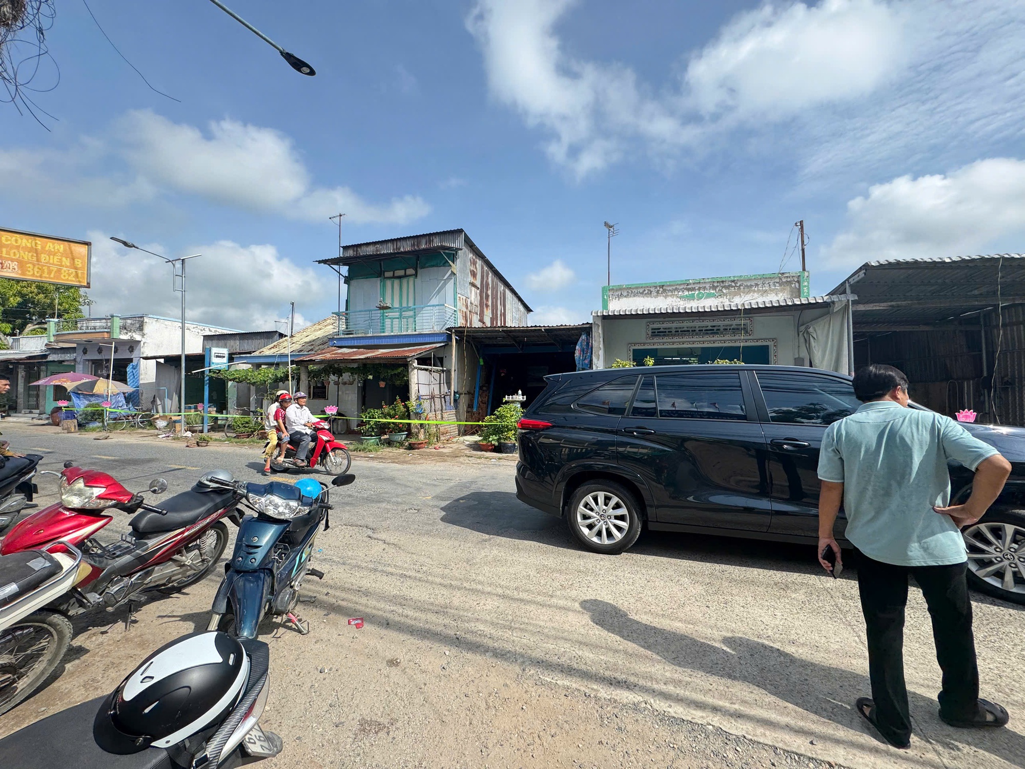 Người dân tháo chạy ra khỏi 10 căn nhà ở An Giang- Ảnh 2. Người dân tháo chạy ra khỏi 10 căn nhà ở An Giang- Ảnh 2.