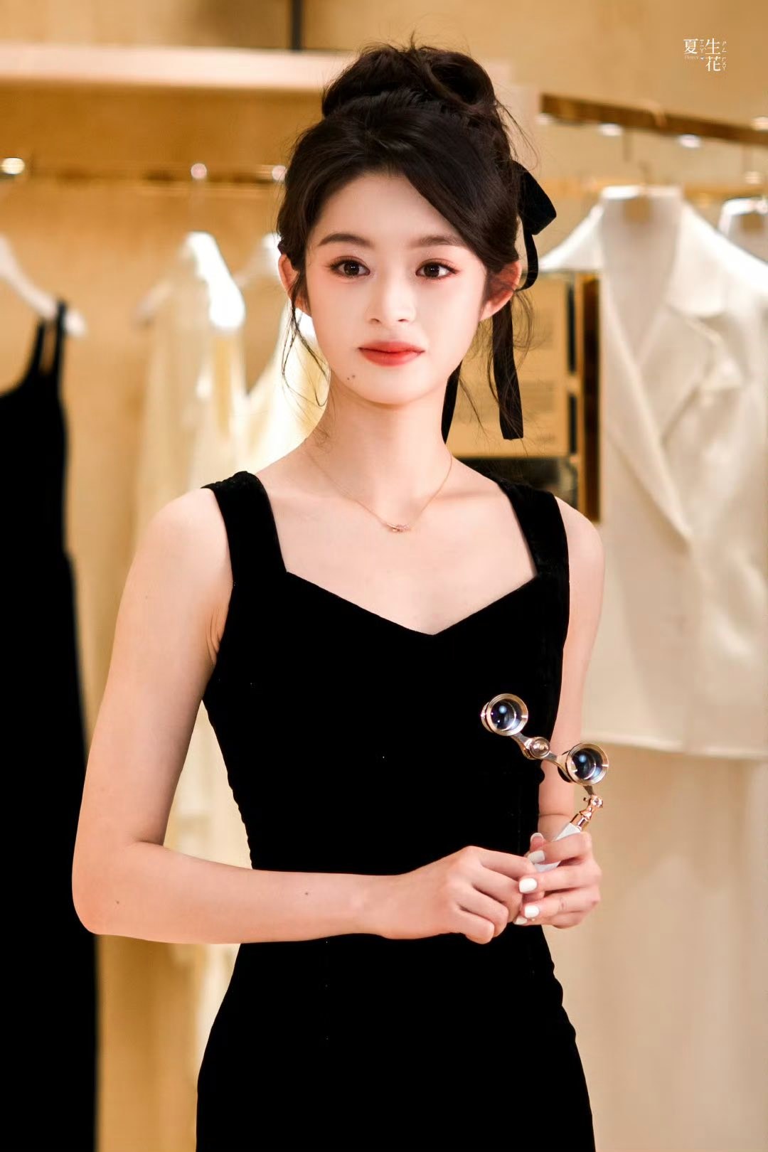 Chỉ vì 1 đôi hoa tai, mỹ nhân 17 tuổi bị lộ gia thế khủng, hóa ra là “công chúa hào môn” trong truyền thuyết- Ảnh 4. Chỉ vì 1 đôi hoa tai, mỹ nhân 17 tuổi bị lộ gia thế khủng, hóa ra là “công chúa hào môn” trong truyền thuyết- Ảnh 4.