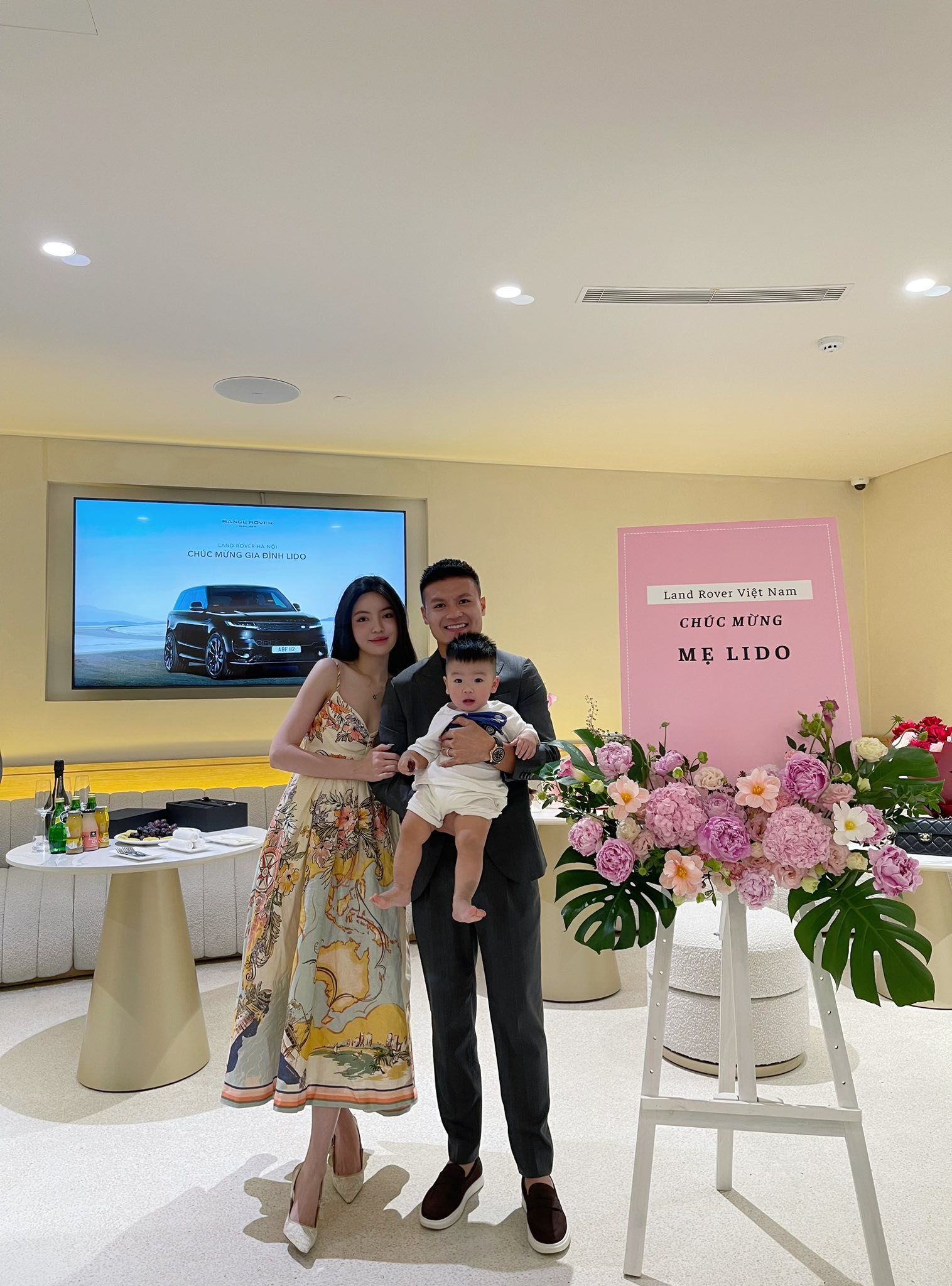 Tặng Chu Thanh Huyền xe sang gần chục tỷ đồng, Quang Hải giàu cỡ nào?- Ảnh 1. Tặng Chu Thanh Huyền xe sang gần chục tỷ đồng, Quang Hải giàu cỡ nào?- Ảnh 1.