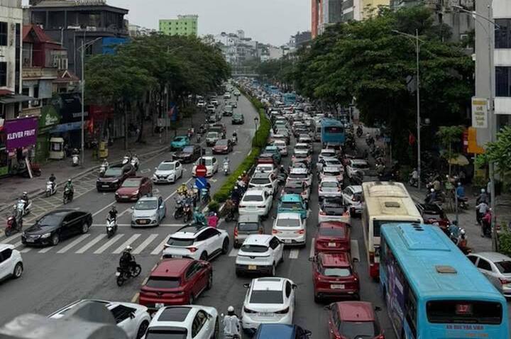 Xe tự chế làm rơi bó sắt dài 12m, cầu Chương Dương ùn ứ kéo dài- Ảnh 2. Xe tự chế làm rơi bó sắt dài 12m, cầu Chương Dương ùn ứ kéo dài- Ảnh 2.