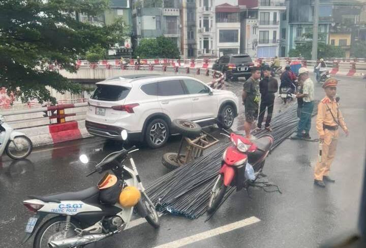 Xe tự chế làm rơi bó sắt dài 12m, cầu Chương Dương ùn ứ kéo dài- Ảnh 1. Xe tự chế làm rơi bó sắt dài 12m, cầu Chương Dương ùn ứ kéo dài- Ảnh 1.