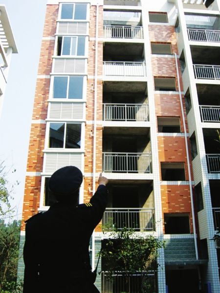 Người đàn ông mua chung cư giá 1,7 tỷ đồng, dọn đến được 2 tháng thì phát hiện nhà “đã có chủ”, công ty quản lý BĐS thẳng thắn: “Không thể giải quyết được”- Ảnh 1.