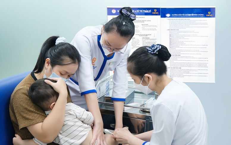Đẩy mạnh tiêm vaccine cho người lớn, nhất là người có bệnh nền- Ảnh 5. Đẩy mạnh tiêm vaccine cho người lớn, nhất là người có bệnh nền- Ảnh 5.