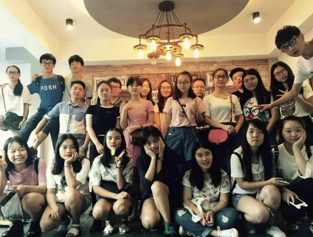 Đi họp lớp, bạn học đại gia "khoe của", còn tôi nói nợ 700 triệu: Sáng hôm sau tôi 1 nhận tin nhắn mà cả đời khó quên- Ảnh 2. Đi họp lớp, bạn học đại gia "khoe của", còn tôi nói nợ 700 triệu: Sáng hôm sau tôi 1 nhận tin nhắn mà cả đời khó quên- Ảnh 2.