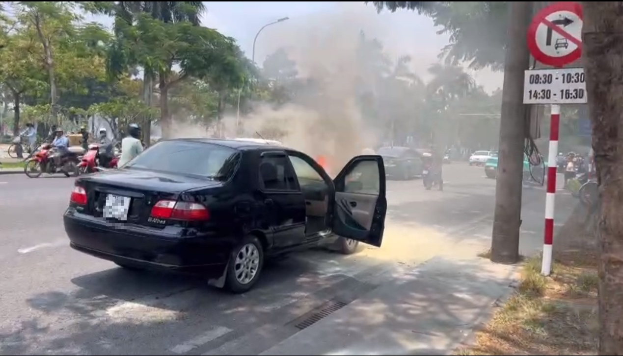 Ô tô bốc cháy ngùn ngụt giữa phố, hai vợ chồng tung cửa bỏ chạy- Ảnh 1. Ô tô bốc cháy ngùn ngụt giữa phố, hai vợ chồng tung cửa bỏ chạy- Ảnh 1.
