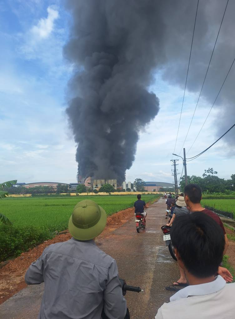 Cháy xưởng giày da ở Vĩnh Phúc: Hàng trăm cảnh sát đến hiện trường, phá nhà xưởng dập lửa- Ảnh 1. Cháy xưởng giày da ở Vĩnh Phúc: Hàng trăm cảnh sát đến hiện trường, phá nhà xưởng dập lửa- Ảnh 1.
