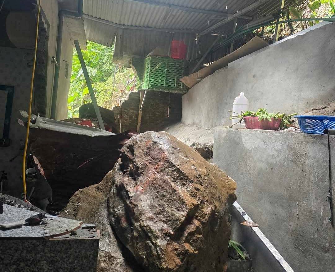 VIDEO: Nhiều tảng đá từ trên núi cao lăn xuống khu dân cư sau tiếng nổ lớn- Ảnh 1. VIDEO: Nhiều tảng đá từ trên núi cao lăn xuống khu dân cư sau tiếng nổ lớn- Ảnh 1.