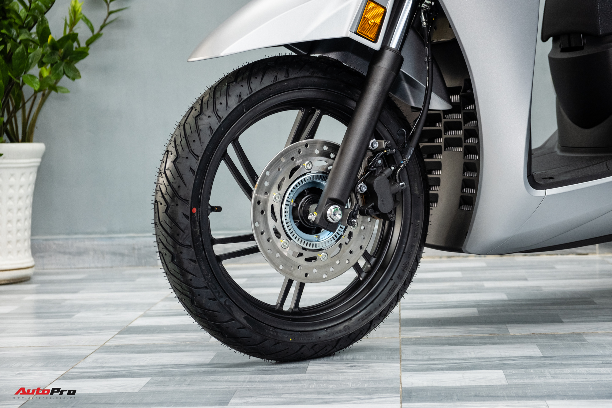 Lô Honda SH 350i 2025 nhập Ý đầu tiên về Việt Nam: Giá nước ngoài từ 174 triệu, bản tương tự ở Việt Nam chỉ 151 triệu đồng- Ảnh 5. Lô Honda SH 350i 2025 nhập Ý đầu tiên về Việt Nam: Giá nước ngoài từ 174 triệu, bản tương tự ở Việt Nam chỉ 151 triệu đồng- Ảnh 5.