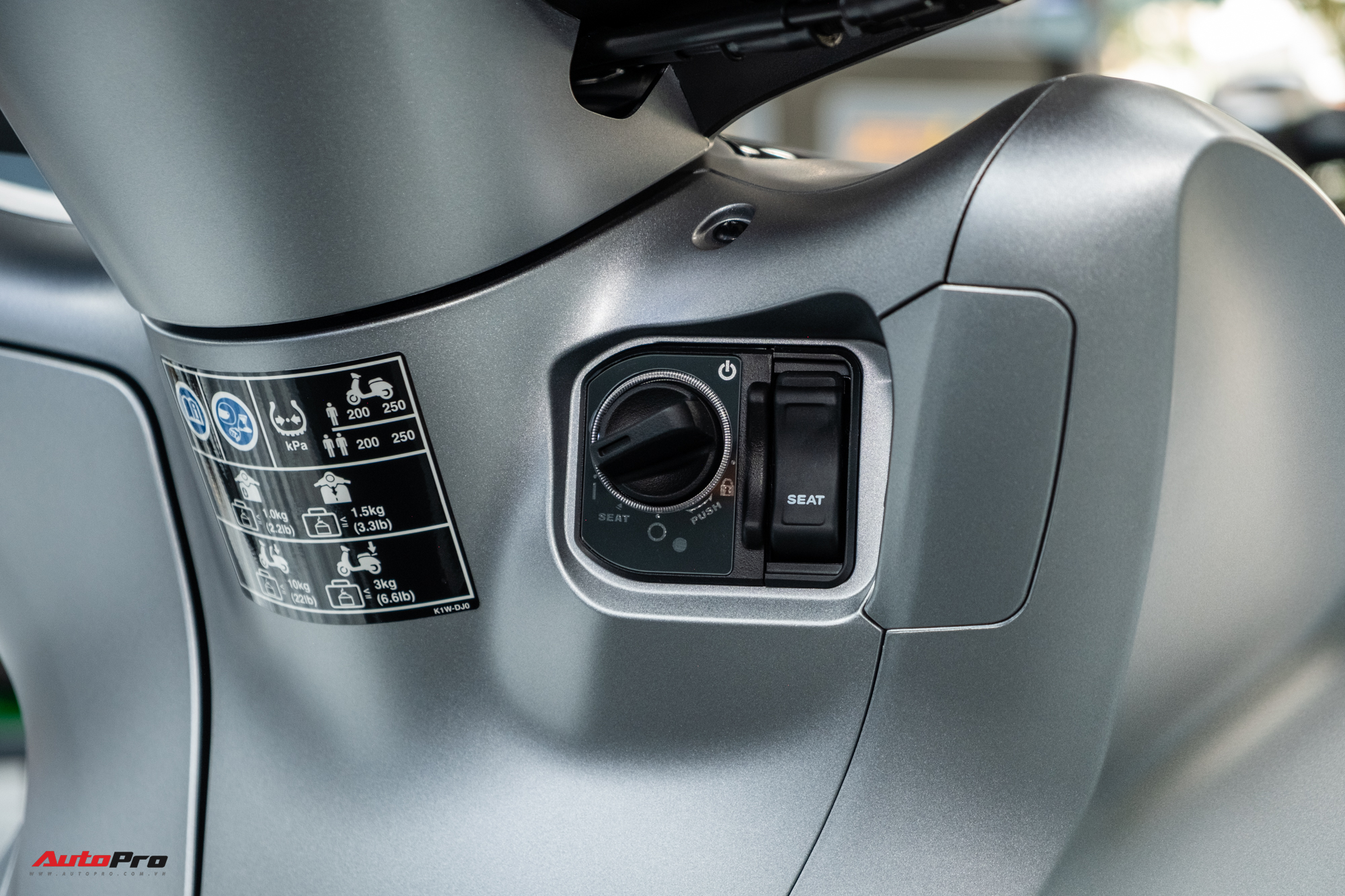 Lô Honda SH 350i 2025 nhập Ý đầu tiên về Việt Nam: Giá nước ngoài từ 174 triệu, bản tương tự ở Việt Nam chỉ 151 triệu đồng- Ảnh 9. Lô Honda SH 350i 2025 nhập Ý đầu tiên về Việt Nam: Giá nước ngoài từ 174 triệu, bản tương tự ở Việt Nam chỉ 151 triệu đồng- Ảnh 9.