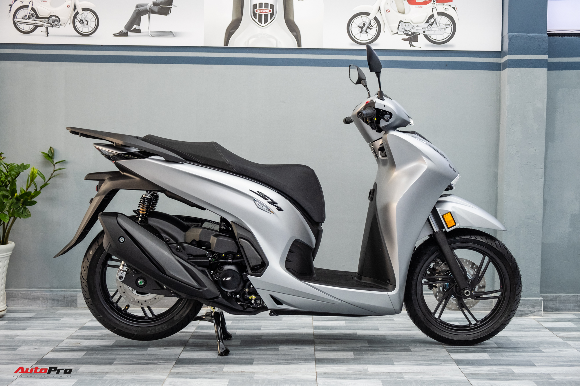 Lô Honda SH 350i 2025 nhập Ý đầu tiên về Việt Nam: Giá nước ngoài từ 174 triệu, bản tương tự ở Việt Nam chỉ 151 triệu đồng- Ảnh 2. Lô Honda SH 350i 2025 nhập Ý đầu tiên về Việt Nam: Giá nước ngoài từ 174 triệu, bản tương tự ở Việt Nam chỉ 151 triệu đồng- Ảnh 2.