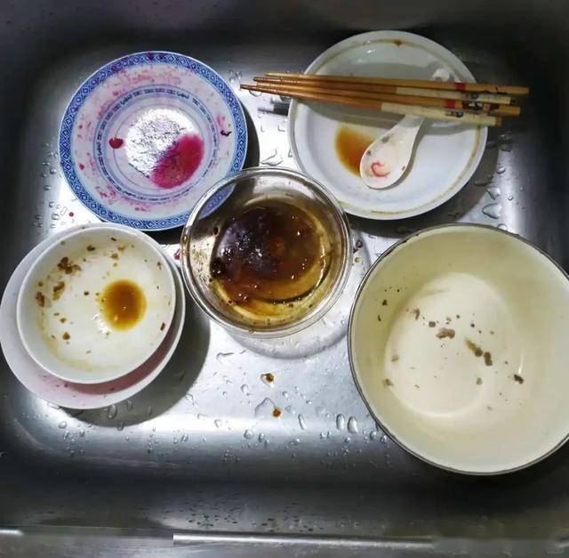 6 thói quen tưởng bình thường nhưng khiến bát đĩa càng rửa càng bẩn, cả nhà ăn "độc tố" mỗi ngày sớm muộn cũng ung thư- Ảnh 1. 6 thói quen tưởng bình thường nhưng khiến bát đĩa càng rửa càng bẩn, cả nhà ăn "độc tố" mỗi ngày sớm muộn cũng ung thư- Ảnh 1.