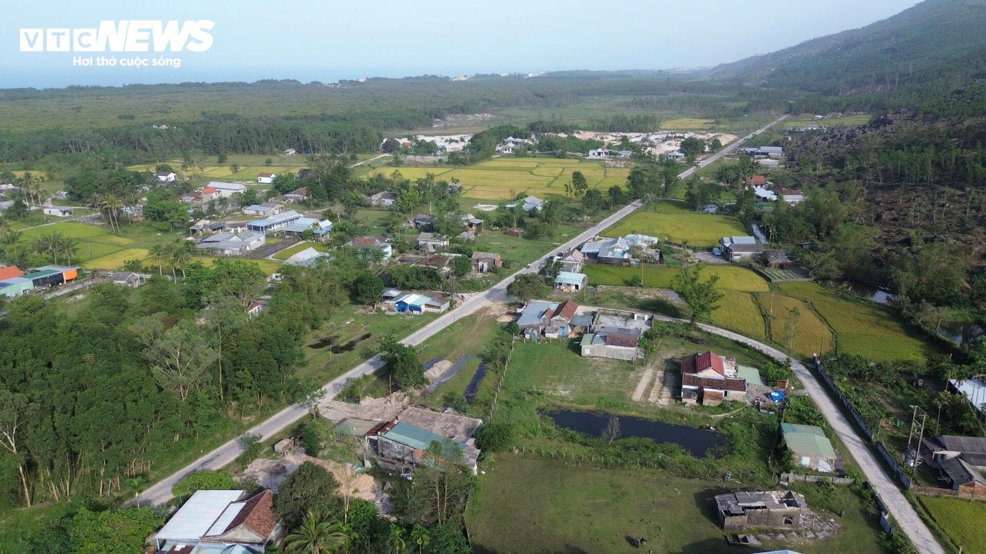 Bên trong ngôi làng bị 'mắc kẹt' bởi dự án sân golf 'treo' gần 2 thập kỷ- Ảnh 1. Bên trong ngôi làng bị 'mắc kẹt' bởi dự án sân golf 'treo' gần 2 thập kỷ- Ảnh 1.
