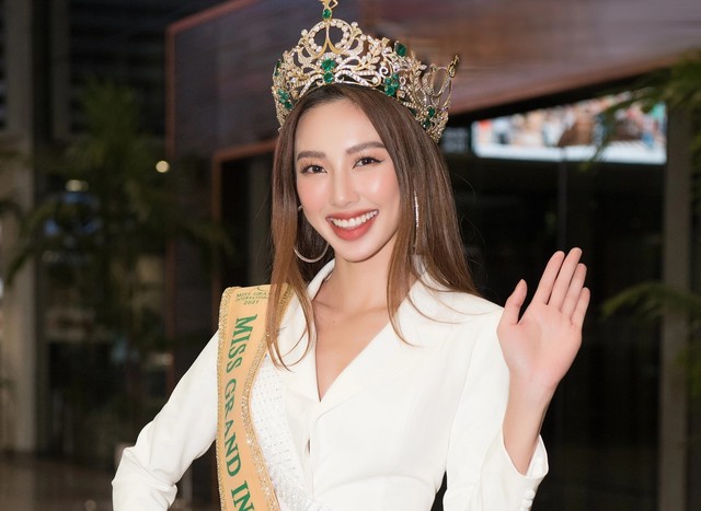 Chân dung Hoa hậu Nguyễn Thúc Thùy Tiên, người vừa bị khởi tố, bắt giam trong vụ kẹo rau củ Kera- Ảnh 4. Chân dung Hoa hậu Nguyễn Thúc Thùy Tiên, người vừa bị khởi tố, bắt giam trong vụ kẹo rau củ Kera- Ảnh 4.