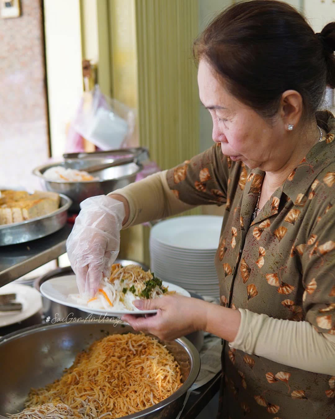 Tiệm cơm lâu năm giữa Quận 1 bỗng nghỉ bán khiến khách tiếc ngẩn ngơ, biết lý do phía sau còn bất ngờ hơn- Ảnh 4. Tiệm cơm lâu năm giữa Quận 1 bỗng nghỉ bán khiến khách tiếc ngẩn ngơ, biết lý do phía sau còn bất ngờ hơn- Ảnh 4.