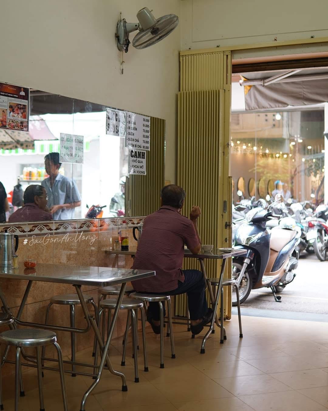 Tiệm cơm lâu năm giữa Quận 1 bỗng nghỉ bán khiến khách tiếc ngẩn ngơ, biết lý do phía sau còn bất ngờ hơn- Ảnh 3. Tiệm cơm lâu năm giữa Quận 1 bỗng nghỉ bán khiến khách tiếc ngẩn ngơ, biết lý do phía sau còn bất ngờ hơn- Ảnh 3.