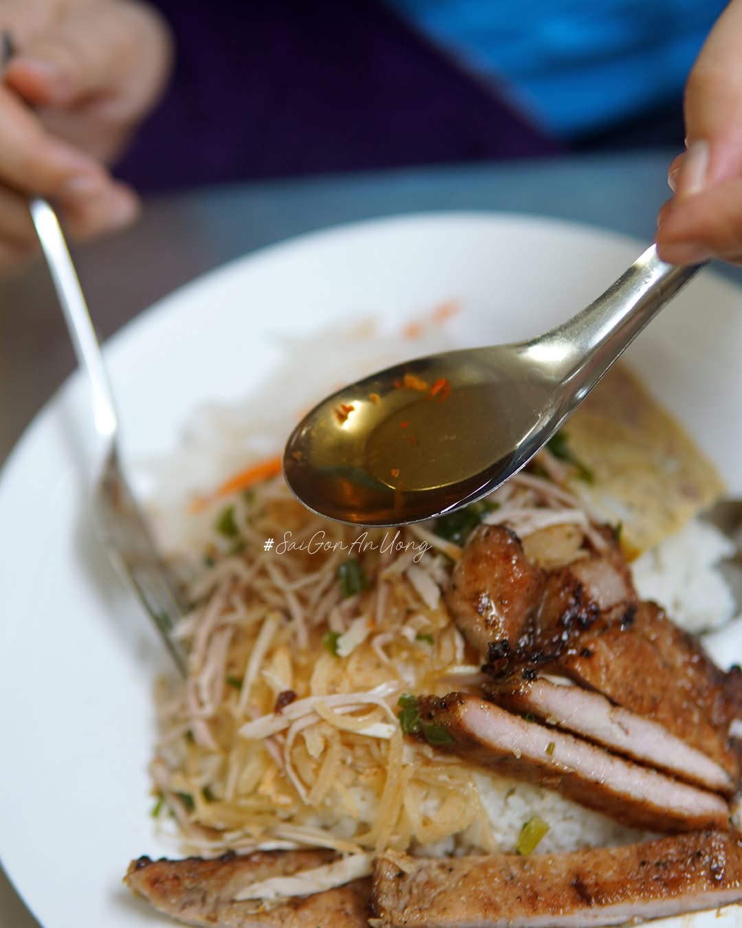 Tiệm cơm lâu năm giữa Quận 1 bỗng nghỉ bán khiến khách tiếc ngẩn ngơ, biết lý do phía sau còn bất ngờ hơn- Ảnh 7. Tiệm cơm lâu năm giữa Quận 1 bỗng nghỉ bán khiến khách tiếc ngẩn ngơ, biết lý do phía sau còn bất ngờ hơn- Ảnh 7.